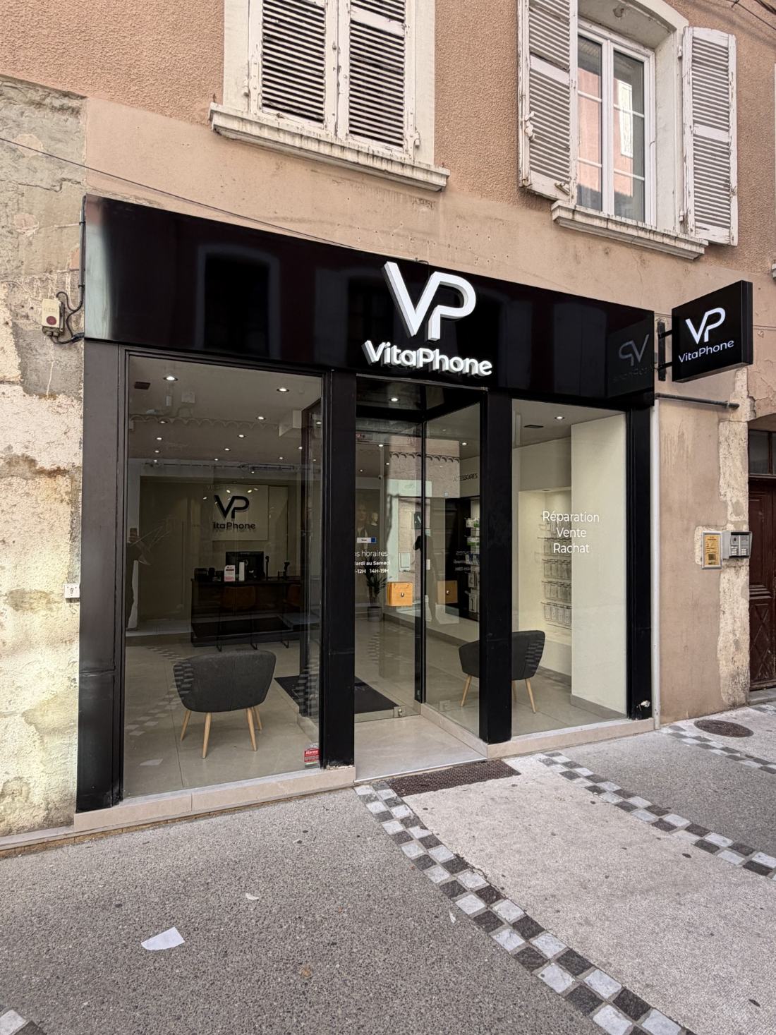 La devanture de la boutique Vita-Phone, 16 rue Montgolfier à Voiron