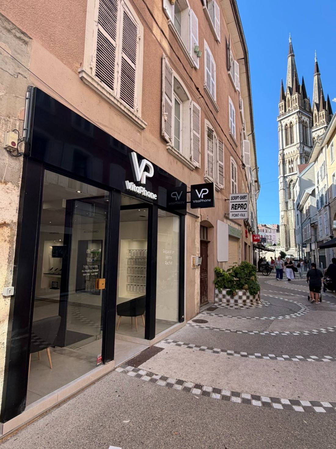 La boutique Vita-Phone dans la rue piétonne du centre de Voiron